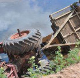 बाजुराको अम्काेटकाे पहिरोमा ट्याक्टर दुर्घटना, १ को मृत्यु १ घाइते