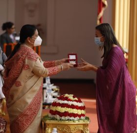 बुढीनन्दाकी उपमेयर रेग्मी प्रवल जनसेवा श्री (चथुर्त) द्धारा सम्मानित