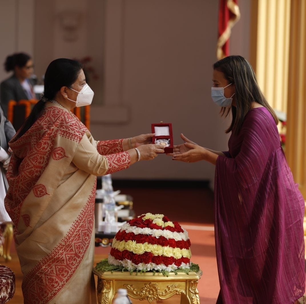 बुढीनन्दाकी उपमेयर रेग्मी प्रवल जनसेवा श्री (चथुर्त) द्धारा सम्मानित