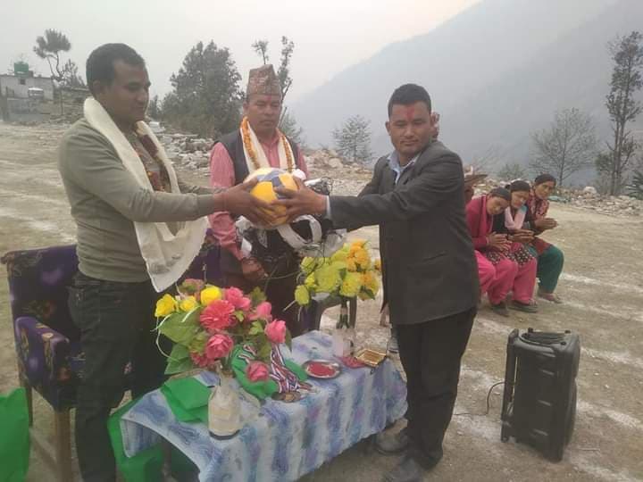 जन्मदिनको अवसरमा सुरेन्द्र नाथ योगी ५ असाय बालबालिकाहरु स्टेशनरी साग्रागी वितरण ।