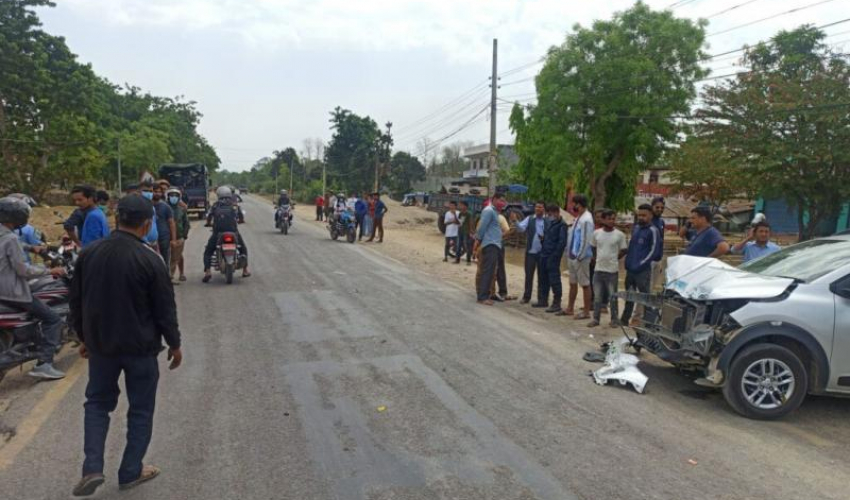 कैलालीमा प्रहरीको गाडीले दियो कारलाई ठक्कर