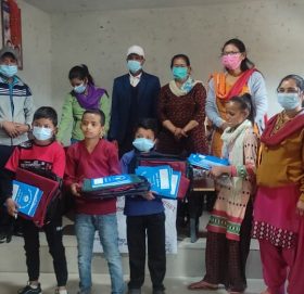 सहयोगी हातहरुको समुहले बिपन्न बालबालिकालाई शैक्षिक साम्रगी बितरण