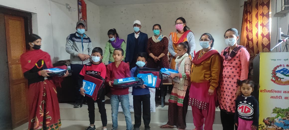 सहयोगी हातहरुको समुहले बिपन्न बालबालिकालाई शैक्षिक साम्रगी बितरण