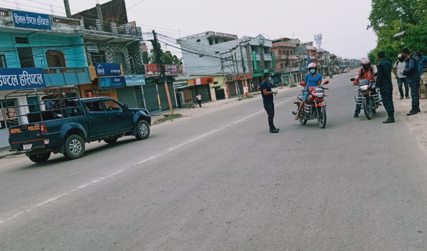 धनगढीमा मास्क नलगाउनेलाई धमाधम कारबाही गर्दै प्रहरी