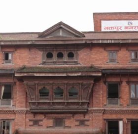 जात्राका लागि नगरपालिकाद्वारा घरघरमा स्वास्थ्य सामग्री वितरण