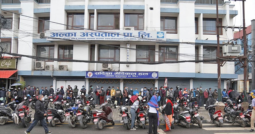 अल्का अस्पतालमा ‘भेरोसेल खोप’ लगाउनेको भिड
