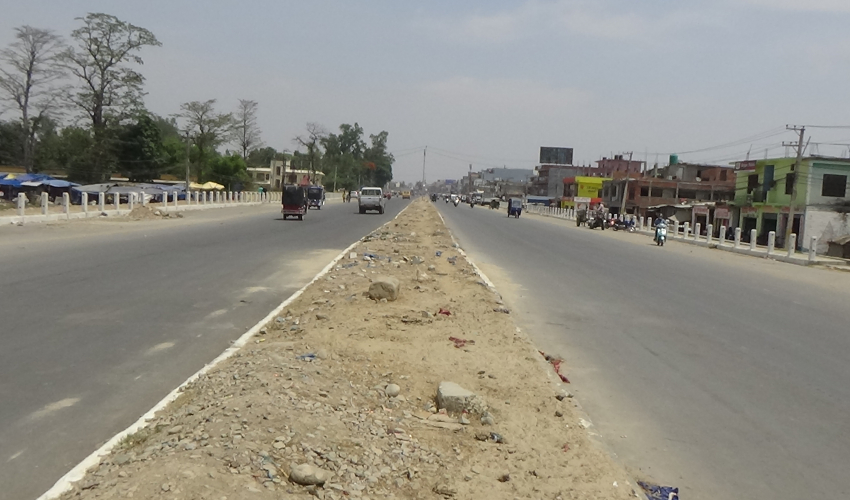 मोहनापुल-अत्तरिया ६ लेन सडकको बीचमा माटोको सट्टा बालुवा भरानः धुलो उडेर वायु झनै प्रदूषित