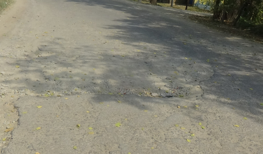 धनगढी विमानस्थल आउजाउ गर्ने सडक जीर्ण, दुर्घटनाको जोखिम बढ्दो