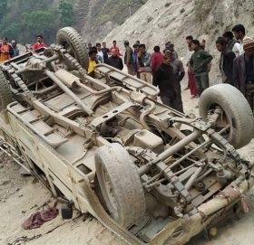 बाजुरा सदरमुकाम मार्तडीबाट गाैमुल जाँदै गरेकाे जीप दुर्घटना