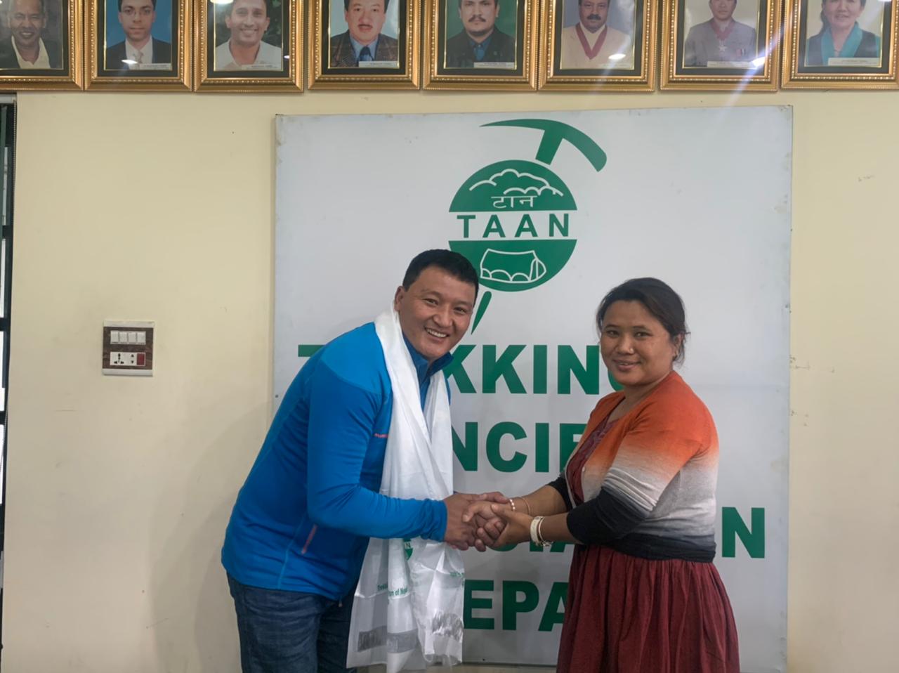 विश्व किर्तिमान कायम गरेका जाङबु शेर्पा सत्रौँ पटक सगरमाथा आरोहण गर्दै