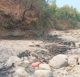 कैलालीको गोदावरी आर्यघाटमा पानीको हाहाकारः दाहसंस्कार गर्न पनि समस्या