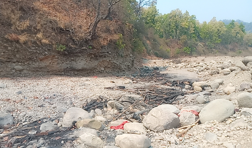 कैलालीको गोदावरी आर्यघाटमा पानीको हाहाकारः दाहसंस्कार गर्न पनि समस्या