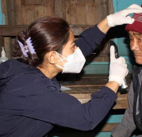 खोटाङको ऐसेलुखर्कमा केएमसीको निःशुल्क स्वास्थ्य शिविर