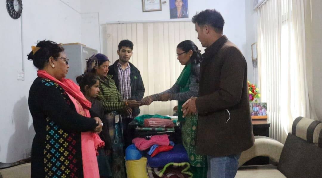 बडिमालिकाको पाटाकी अलपत्र आमा छोरीलाई सहयोग