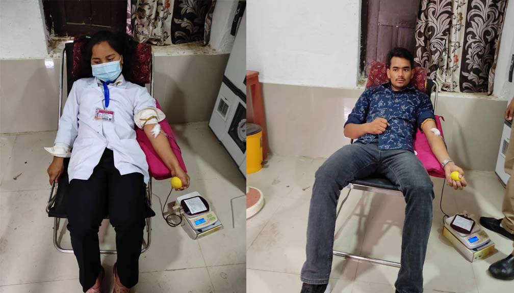 बाजुरामा स्वास्थ्यकर्मी नै रगत दिएर बिरामी बचाउदै