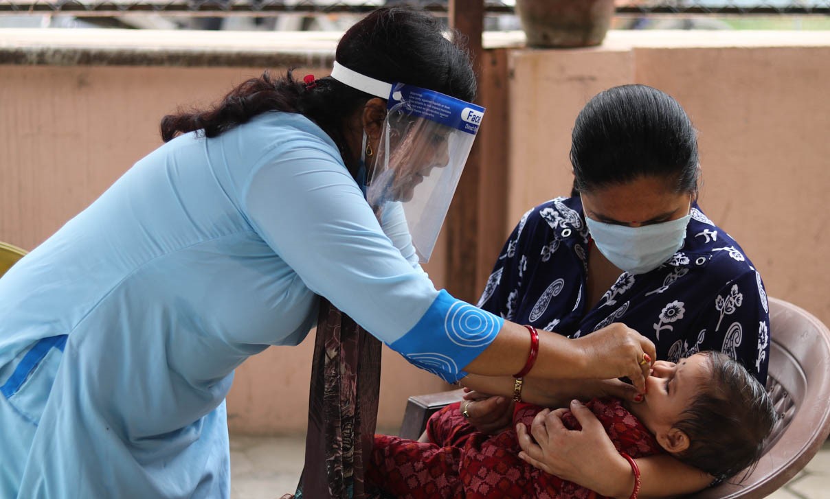 पाँच वर्षसम्मका बालबालिकालाई भिटामिन ए र जुकाको औषधि खुवाइँदै