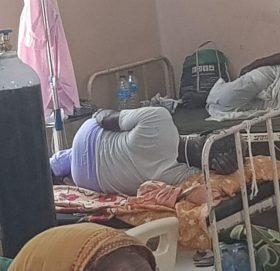 दिल्लीजस्तै दृश्य वीरगञ्जमा : एउटै बेडमा तीन जना संक्रमितकाे उपचार