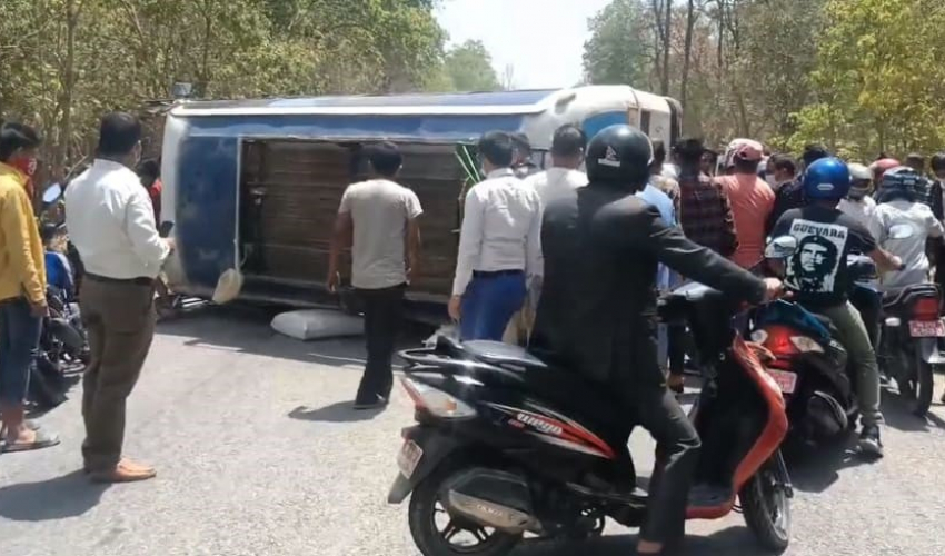 कञ्चनपुरमा मिनिबस दुर्घटना, ५ जना घाइते