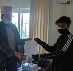 खुलामंच देखी बडिमालिका जाने सडक ढिला भएको भन्दै नगरप्रमुखलाई ज्ञापन पत्र