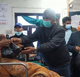 नेपाल कम्युनिष्ट पार्टीकाे स्थापना दिवसको अवसरमा विरामीलाई फलफुल र मास्क वितरण