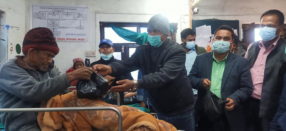 नेपाल कम्युनिष्ट पार्टीकाे स्थापना दिवसको अवसरमा विरामीलाई फलफुल र मास्क वितरण