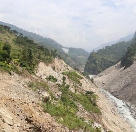 अम्काेट क्षेत्र पहिरोको उच्च जोखिममा, बैकल्पि बाटो नखोले बर्षातमा सडक बन्द हुने