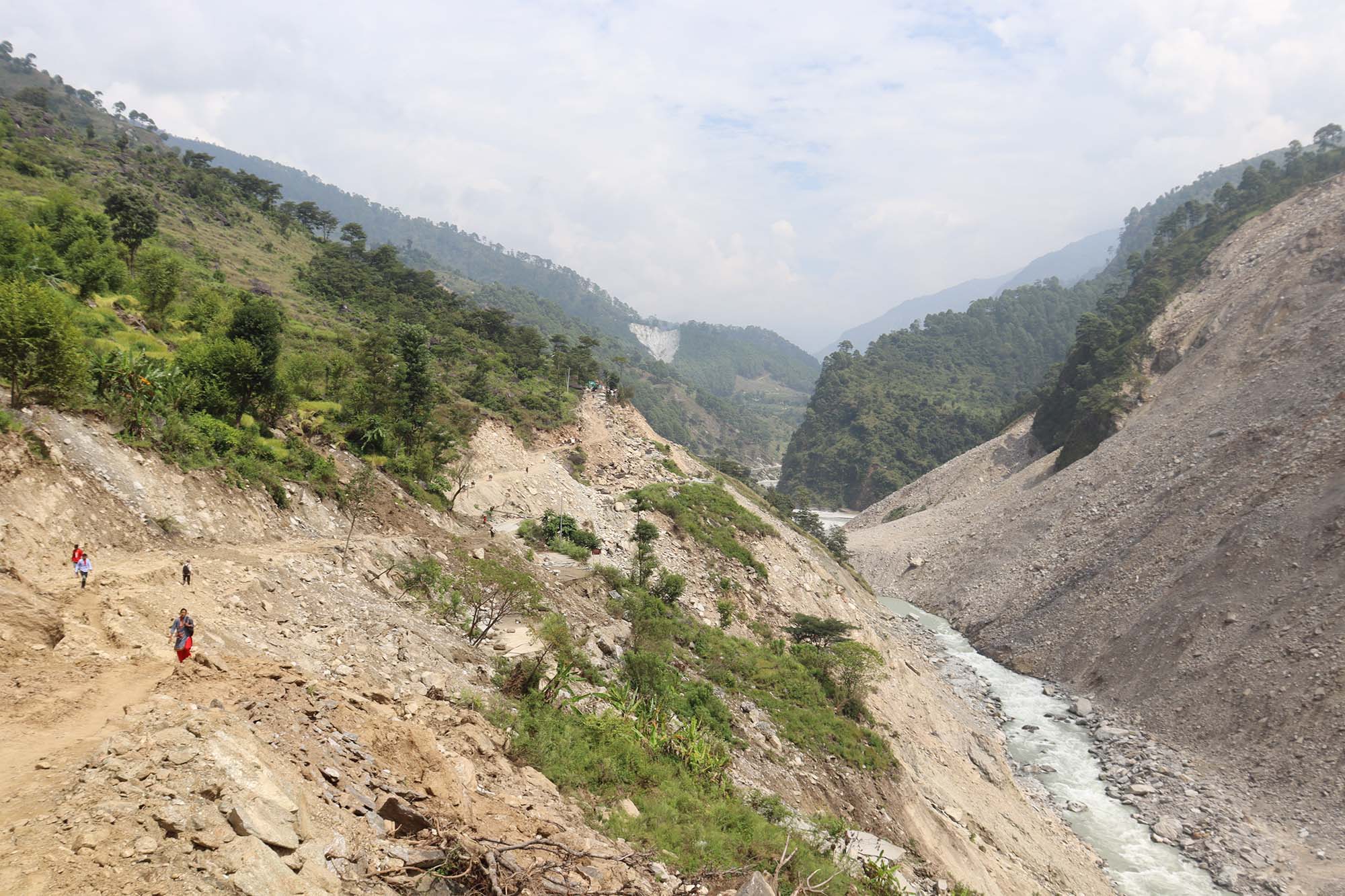 अम्काेट क्षेत्र पहिरोको उच्च जोखिममा, बैकल्पि बाटो नखोले बर्षातमा सडक बन्द हुने