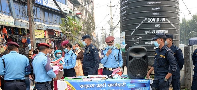 अब मास्क नलगाए १ सय रुपैयाँ जरिवाना, प्रहरीले थाल्यो सचेतना कार्यक्रम (फोटोफिचर)