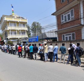 खाडी मुलुक जान काठमाडौंको बाटो प्रयोग गर्दै भारतीय, दूतावासअगाडि बिहानैदेखि सयौंको लाइन (तस्बिरहरू)