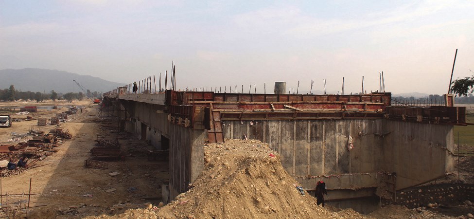 निर्माणाधीन पुल उडायो