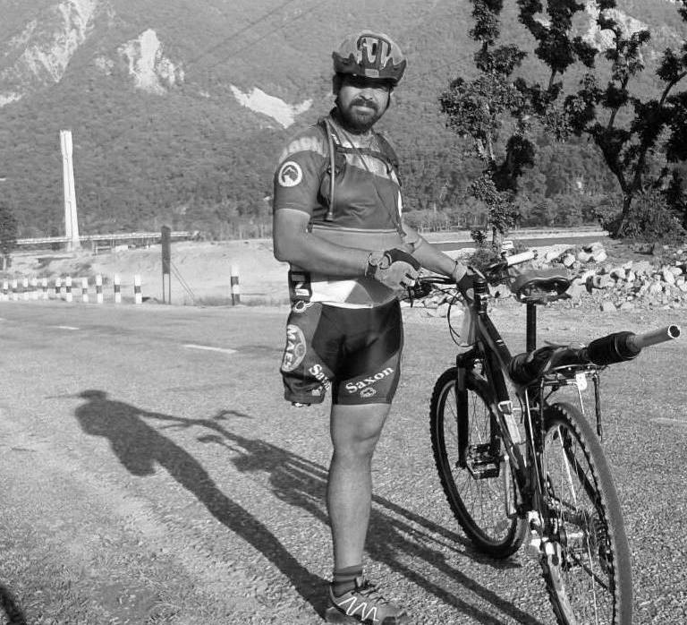 एउटै खुट्टाले संसार जित्ने रसाइलीः अरुका लागि मास्क बनाउँथे, आफ्नै ज्यान कोरोनाले लियो