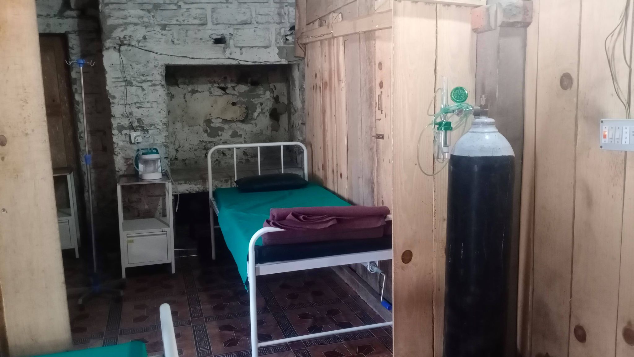 जिल्ला अस्पतालको आइसोलशन कोभिडका बिरामीले भरिदै