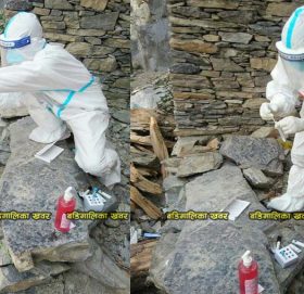 बाजुरा : स्वास्थ्यकर्मी घरमै पुुगेर कोभिड जाँच र बिरामीलाई उपचार तथा परामर्श गर्दै