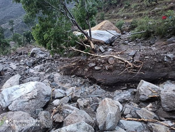 बाढीले साँफे–मार्तडी सडक खण्ड अवरुद्ध, बडिमालिका ४ रिलामा एक पसल बगायो