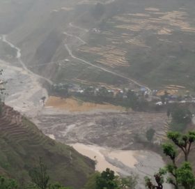 बाजुराकाे तल्लाे क्षेत्रमा परेकाे अशिनापानीले लगाएकाे बाली सखाप, साफेँ मार्तडी सडक अबराेध