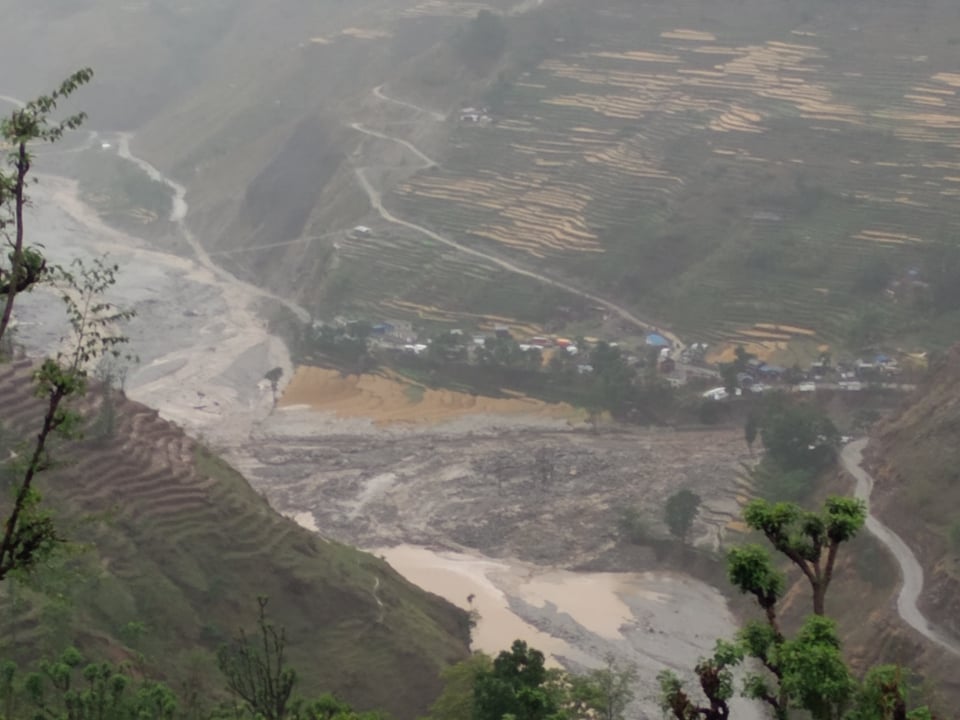 बाजुराकाे तल्लाे क्षेत्रमा परेकाे अशिनापानीले लगाएकाे बाली सखाप, साफेँ मार्तडी सडक अबराेध