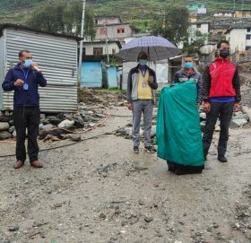 कोरोना रोकथामका लागि शिक्षकहरुकाे माइकिङ, सबै सचेत बनाै घरबाहिर ननिस्कनुहाेस 