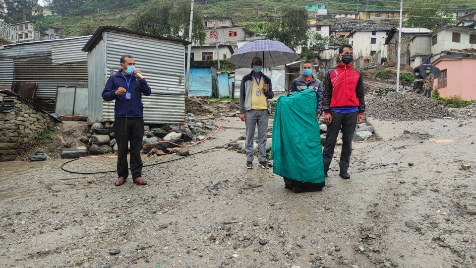 कोरोना रोकथामका लागि शिक्षकहरुकाे माइकिङ, सबै सचेत बनाै घरबाहिर ननिस्कनुहाेस 