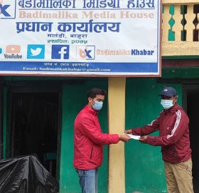 जिल्ला अस्पतालका कम्पुटर अपरेटर हमालले अक्सिजन ब्यबस्थापनका लागि १० हजार ५ सय सहयोग