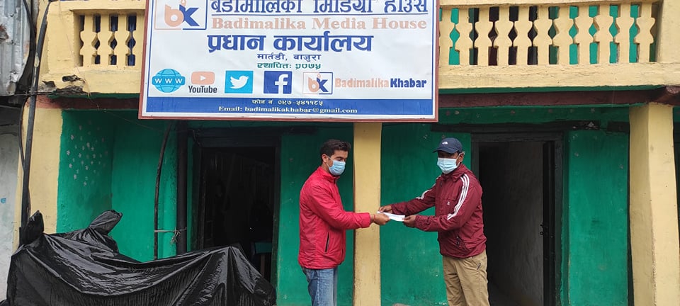 जिल्ला अस्पतालका कम्पुटर अपरेटर हमालले अक्सिजन ब्यबस्थापनका लागि १० हजार ५ सय सहयोग