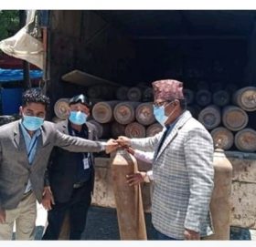 प्रमुख जिल्ला अधिकारी को  मुख्य पहलमा बझाङमा १४६ थान भरिएको अक्सिजन  पुगे