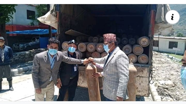 प्रमुख जिल्ला अधिकारी को  मुख्य पहलमा बझाङमा १४६ थान भरिएको अक्सिजन  पुगे