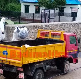 बाजुरामा शववाहन नहुदा फोहोर फाल्ने टिफर र यात्रु बोक्ने गाडिमा शव बोक्दै