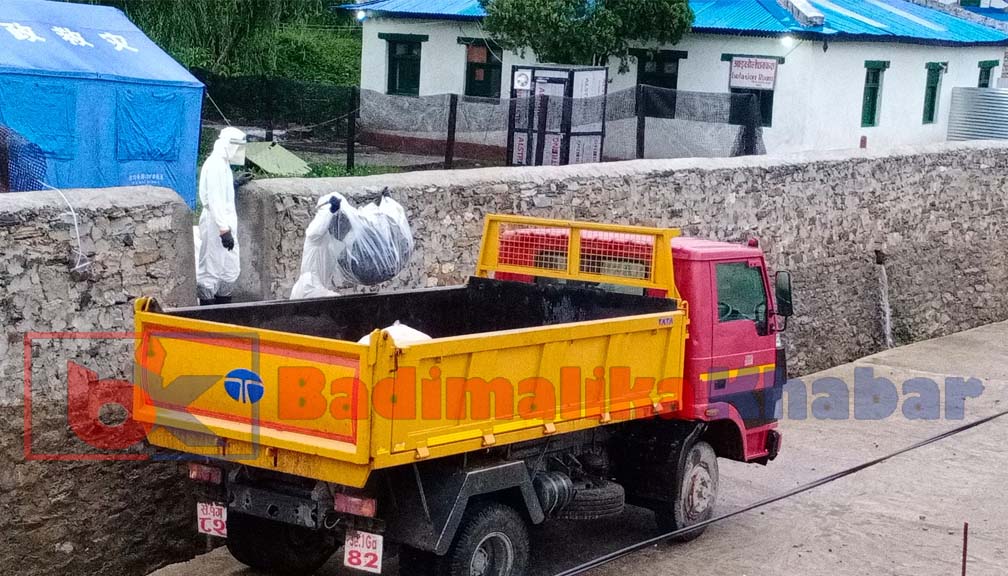 बाजुरामा शववाहन नहुदा फोहोर फाल्ने टिफर र यात्रु बोक्ने गाडिमा शव बोक्दै