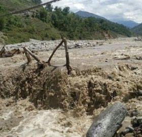 अभिरल बर्षा संगै आएको बुढिगंगा नदिले त्रिवेणी र बुढिगंगा नगरपालिका जोड्ने मोटरेवल काठे पुल बगाउदा आउजाउमा समस्या