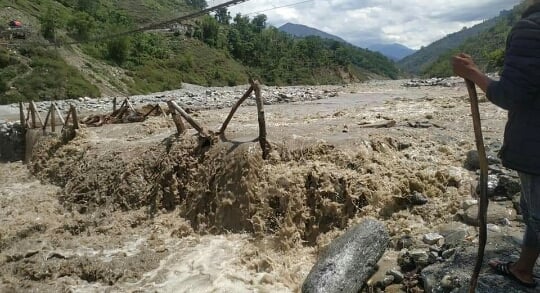 अभिरल बर्षा संगै आएको बुढिगंगा नदिले त्रिवेणी र बुढिगंगा नगरपालिका जोड्ने मोटरेवल काठे पुल बगाउदा आउजाउमा समस्या
