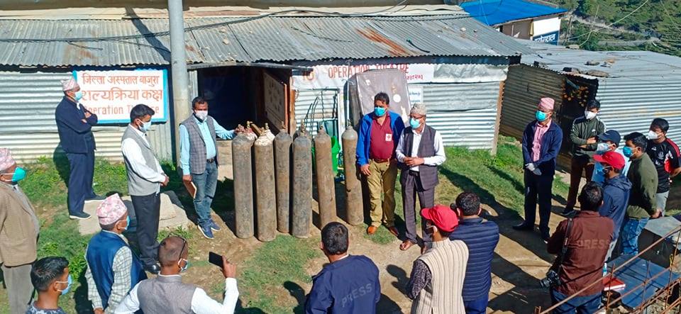 नागरिक अगुवाद्धारा जिल्ला अस्पताल बाजुरालाई अक्सिजन हस्तान्तरण