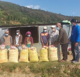 बडिमलिका खवरको पहलमा ७ परिवारलाई राहत बितरण