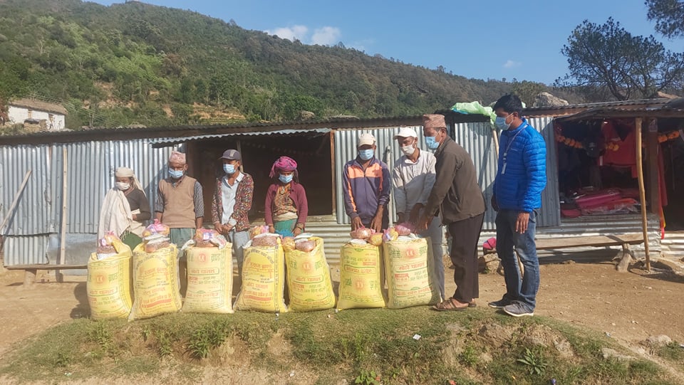बडिमलिका खवरको पहलमा ७ परिवारलाई राहत बितरण