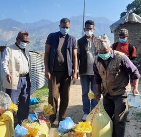 समाजसेवी भरत बुढाको पहलमा १० परिवारलाई राहत बितरण